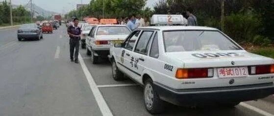 为什么越来越多的人放弃C1驾驶证，宁愿考C2驾驶证？交警：聪明人！