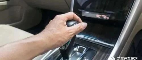 汽车熄火后最好不要做的4件事，大多车主当成耳边风，最后却大修发动机