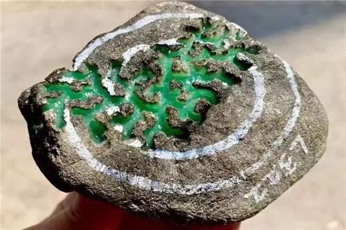 如何鉴定翡翠原石的品质好坏呢？