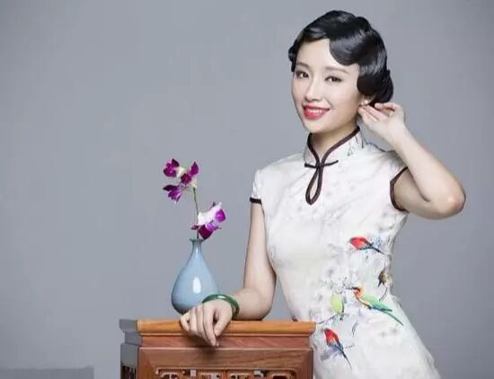 翡翠手镯该戴圆条还是扁条？