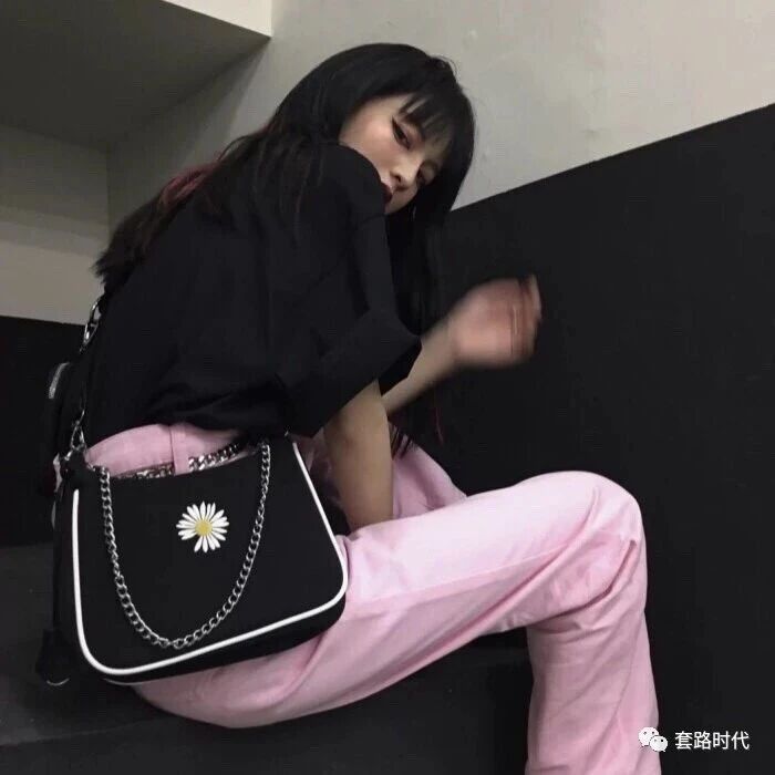 “为什么女生要穿裙子？！内容引起极度舒适哈哈哈！”