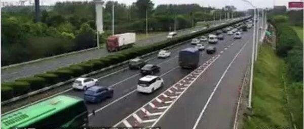 视频来了！苏通大桥服务区入口，翻车事故！