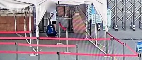 全家记错开学日！老爸校门口放下娃后一脚油门走了，孩子……