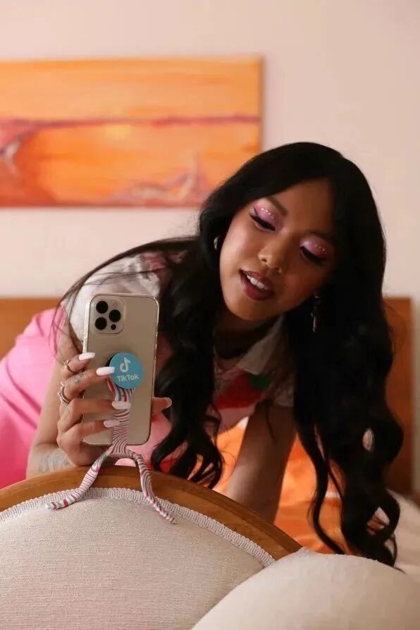 明星人手一个的手机气囊支架！Popsockets凭什么能卖到300元？