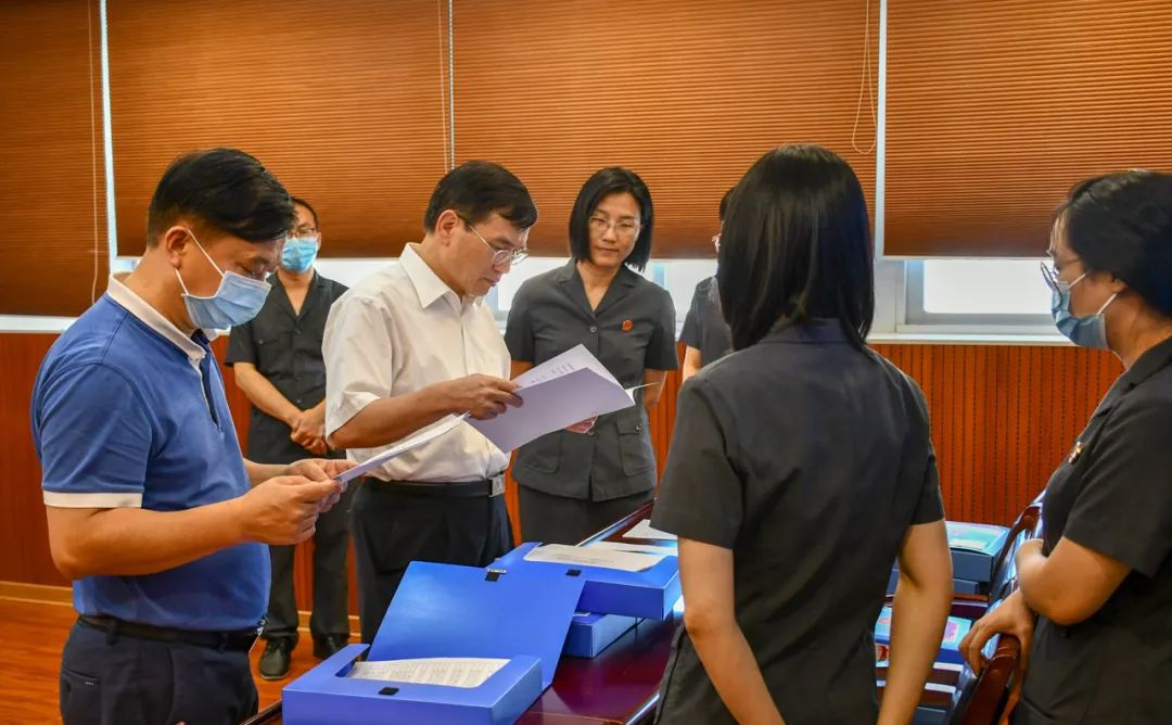 区委副书记,政法委书记陈志文参加工作汇报会,向指导组汇报濠江区相