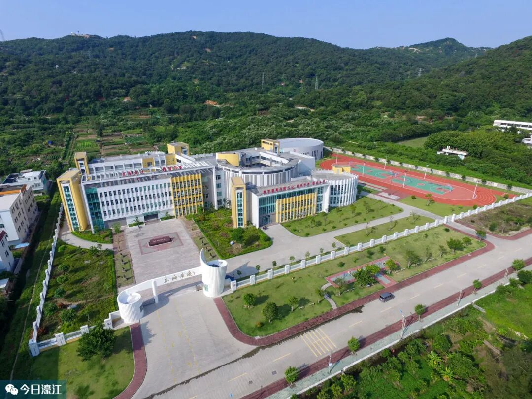 华南师大附属濠江实验学校小学部(下图)即原东湖小学(上图)2011年
