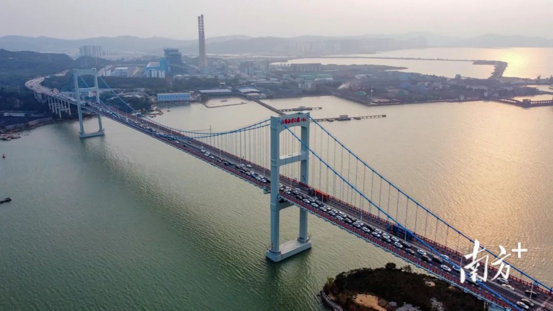 1995年12月,汕头海湾大桥建成通车,打通沈海高速汕头段,实现汕头
