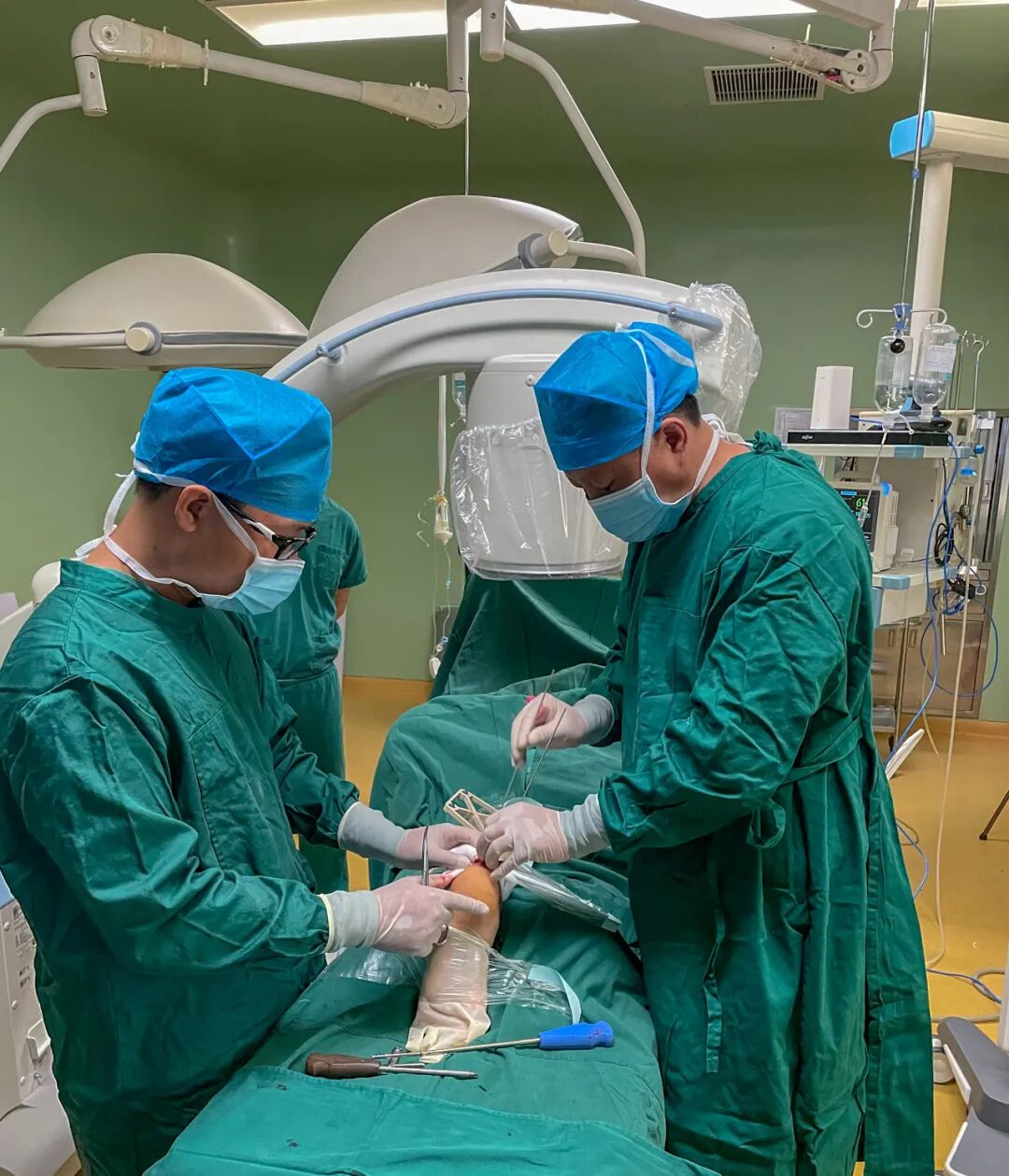 5g机器人手术遥操作医生在北京为濠江患者远程手术