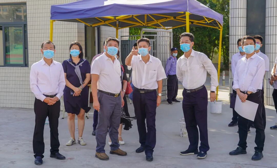 在广澳街道埭头学校,彭聪恩一行察看校园环境,详细检查人员进出登记