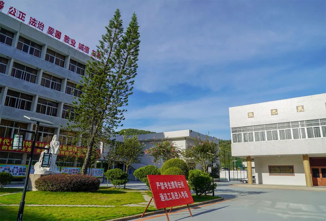 今年,全区报考考生人数4085人(含金山中学,金中南校),设金山中学,达濠