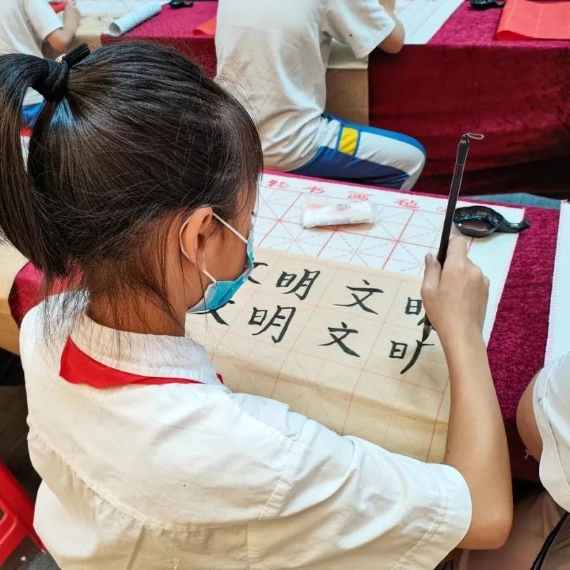 今天，濠江30名中小学生一笔一划书“文明”！