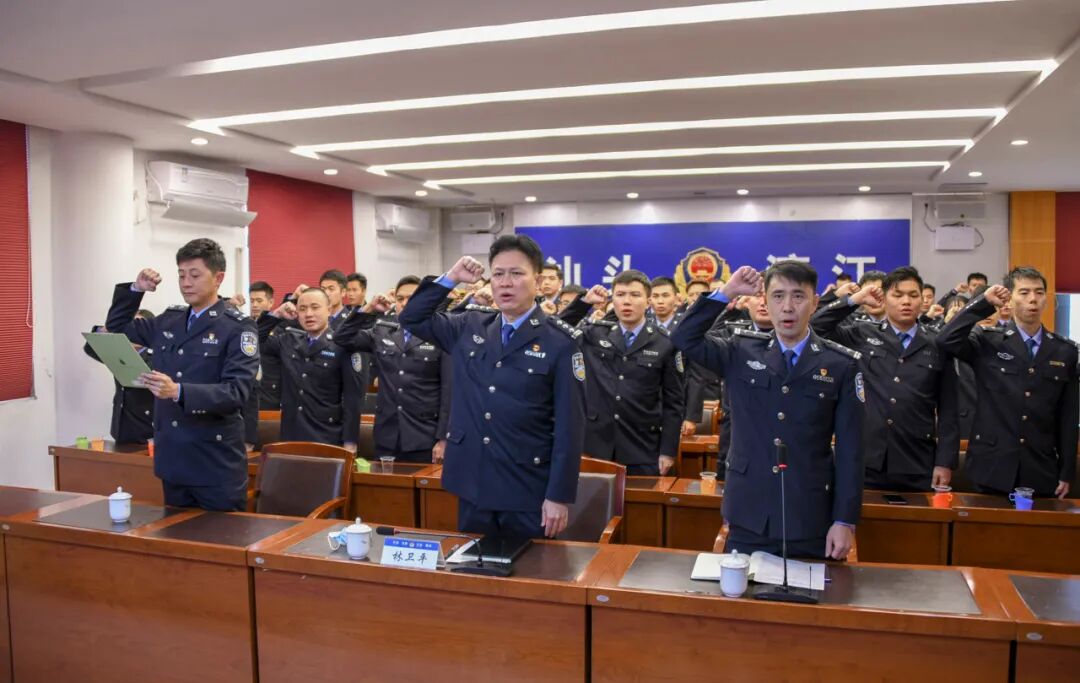 去年以来,濠江警方打掉杨开顺,徐明雄等17人黑社会性质组织,捣毁以彭