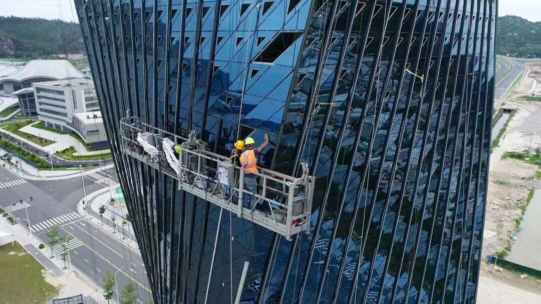 南岸风塔玻璃幕墙施工完成