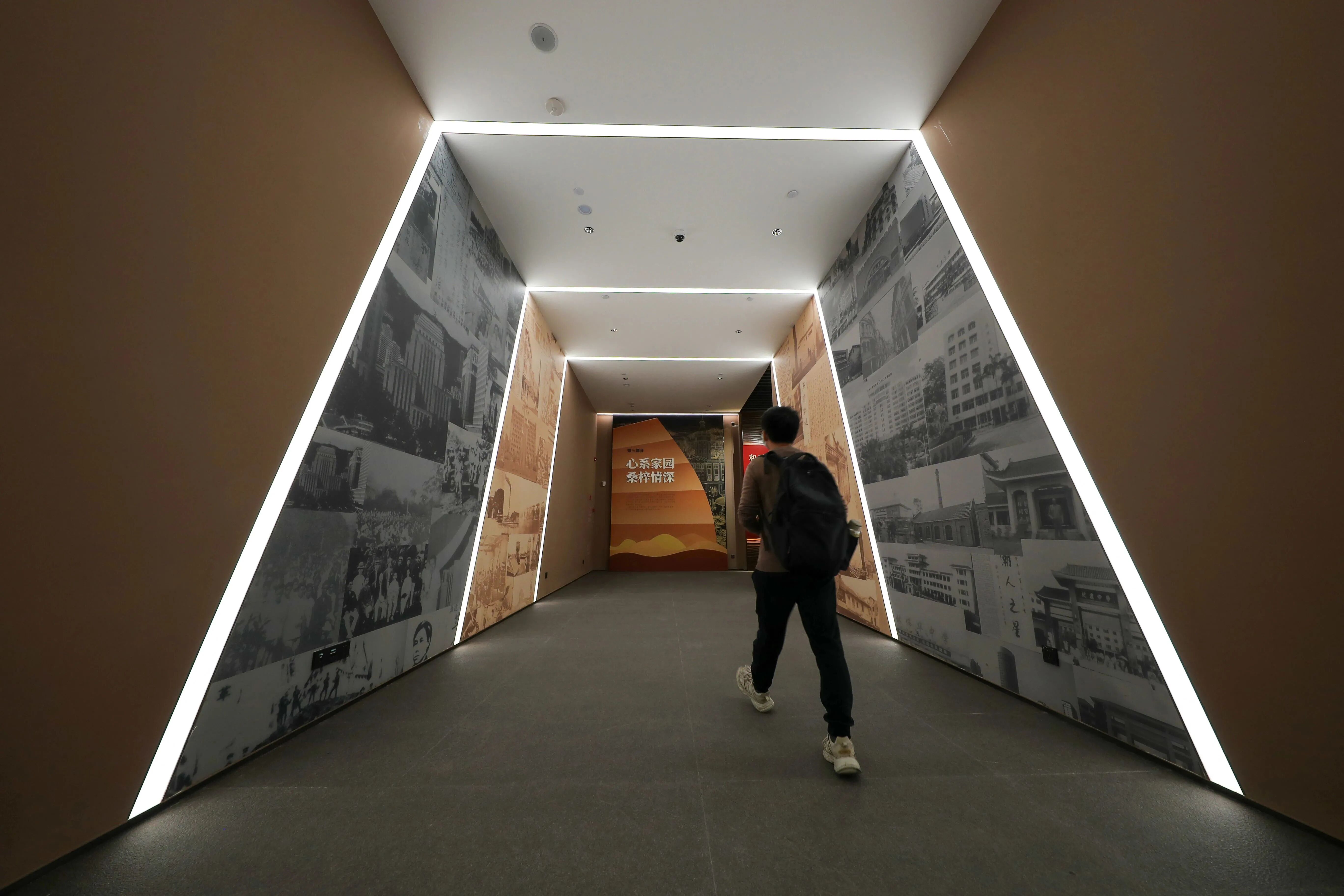 走进潮汕华侨历史博物馆仿佛走进时光隧道▲ 市民徘徉在名家收藏展厅