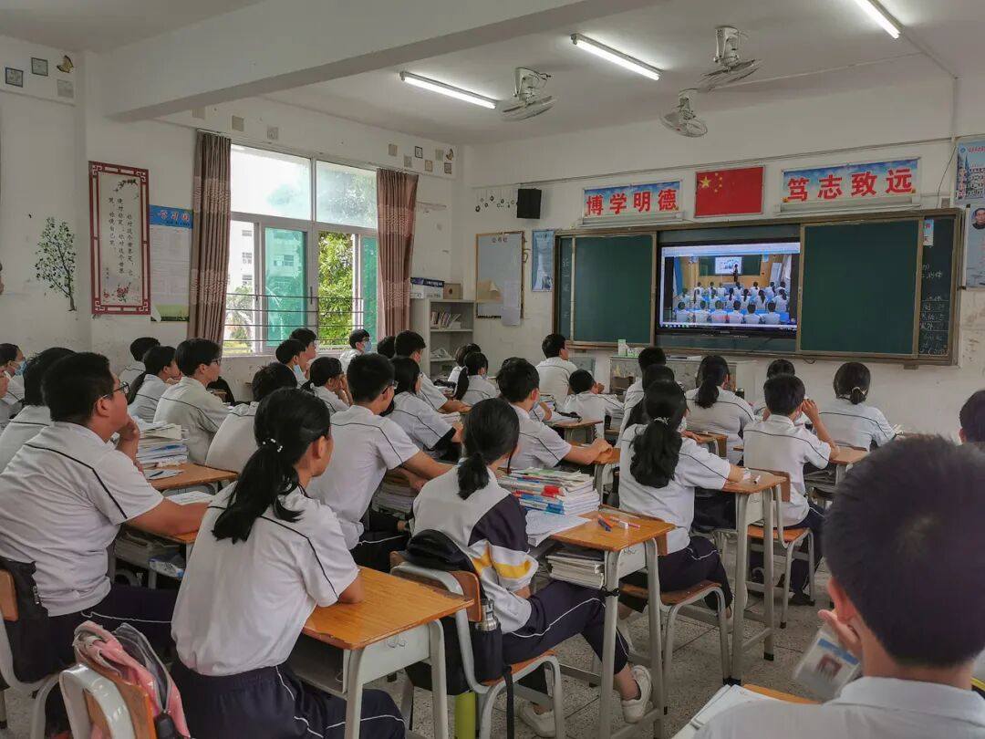 送上心灵防护盾这个从心准备的讲座今天在达濠二中开讲