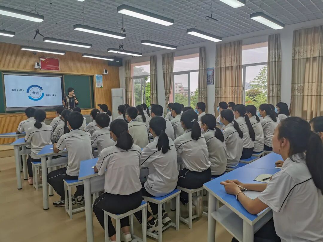 送上心灵防护盾这个从心准备的讲座今天在达濠二中开讲