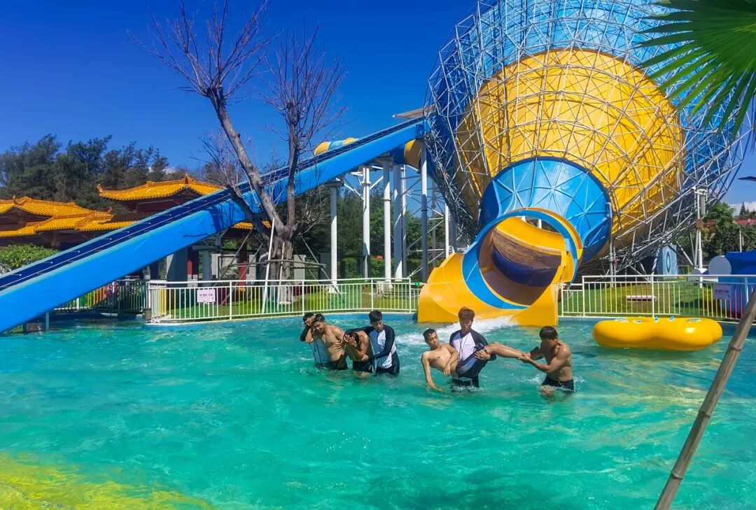 演练模拟几名游客在使用大喇叭滑梯和大型水上项目滑道时突发碰撞