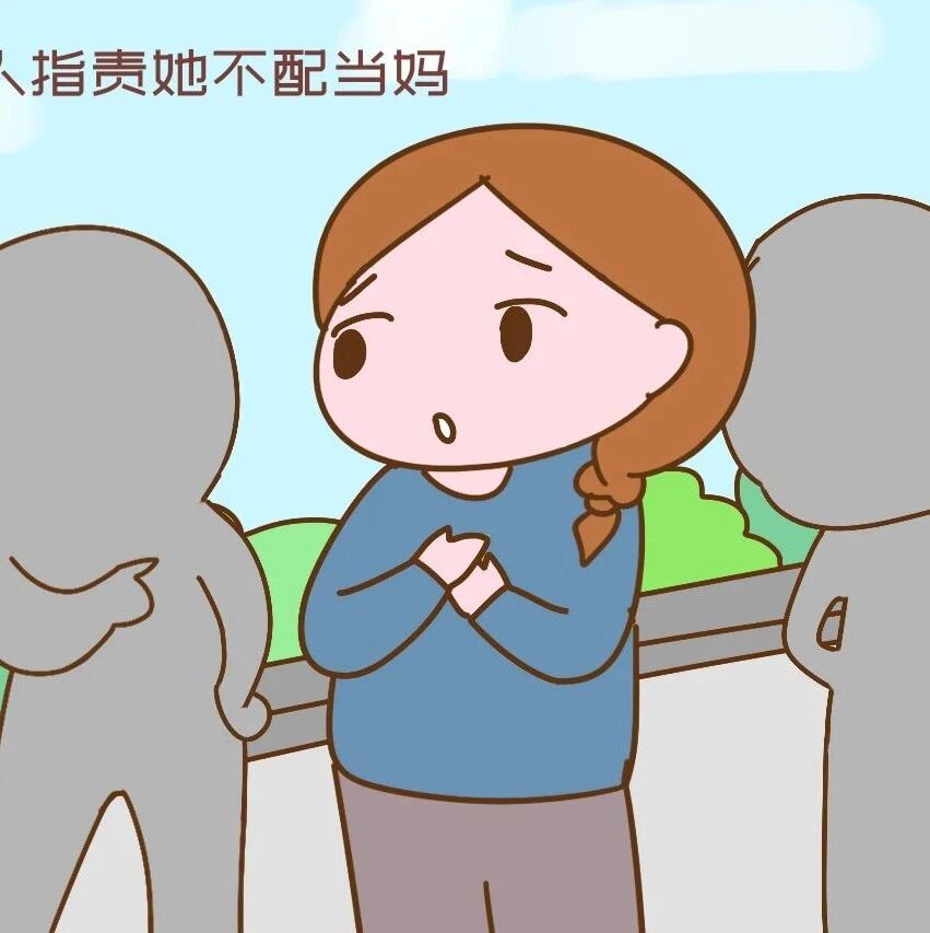 孩子顽皮跑马路中央，年轻妈妈想救却被车流吓回，该指责吗？