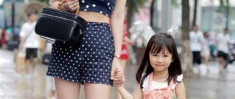 辣妈开家长会被老师拒之门外，只因穿搭“惹火”，穿衣自由成空谈