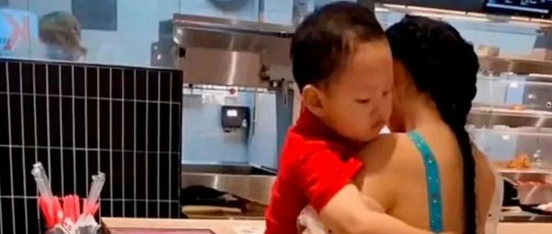 “妈妈，你等一等！”28岁辣妈开家长会，别让穿衣自由过了火