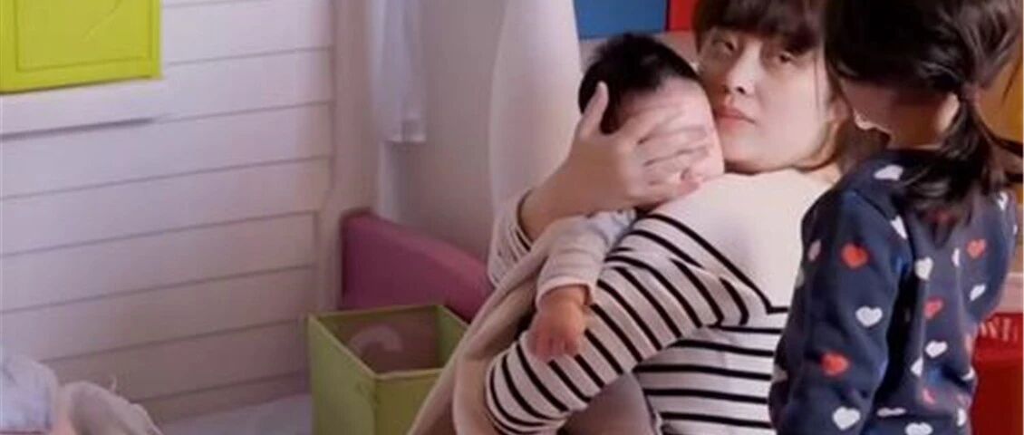 梅婷带娃画面曝光，揭示二胎“魔鬼”年龄差，中招的宝妈最有体会