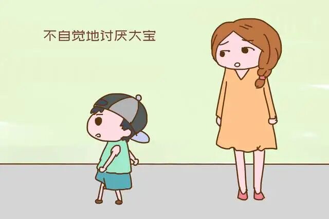 二胎家庭，聪明的爸妈都偏爱老大，日子轻松俩娃还少“干架”