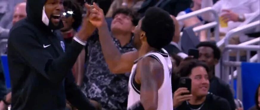 刚刚！欧文狂炸60+6+4！半场41分！现在压力来到哈登身上了……