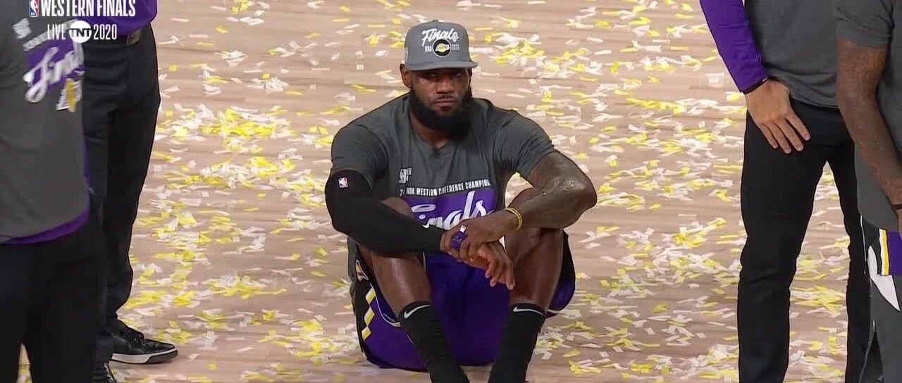 太残暴！38+16+10！湖人时隔10年重回总决赛！詹姆斯累到瘫在地上