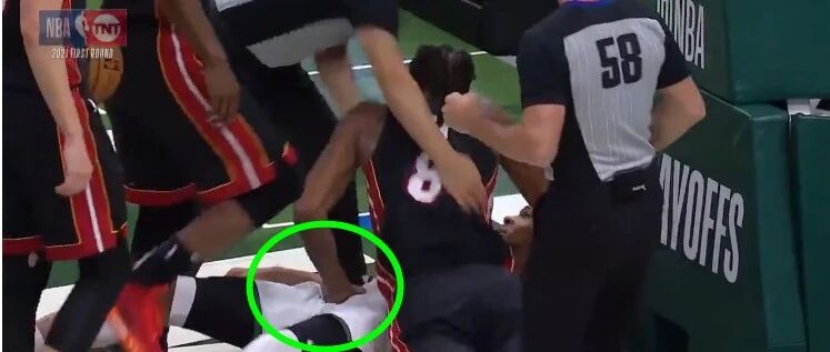 34分惨案！输急眼了！铁扎和字母极限一换一！可怜的小字母被……