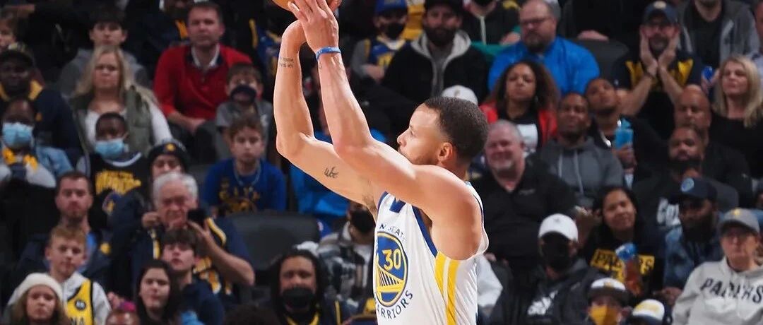 只差1记三分！历史三分王！库里绝境5分拯救自己，也救了勇士