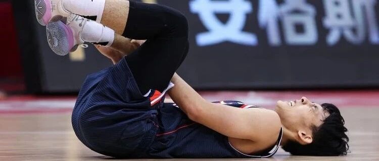 突发！徐杰无对抗受伤！火箭4100万先生直接坐轮椅！这一幕太揪心……