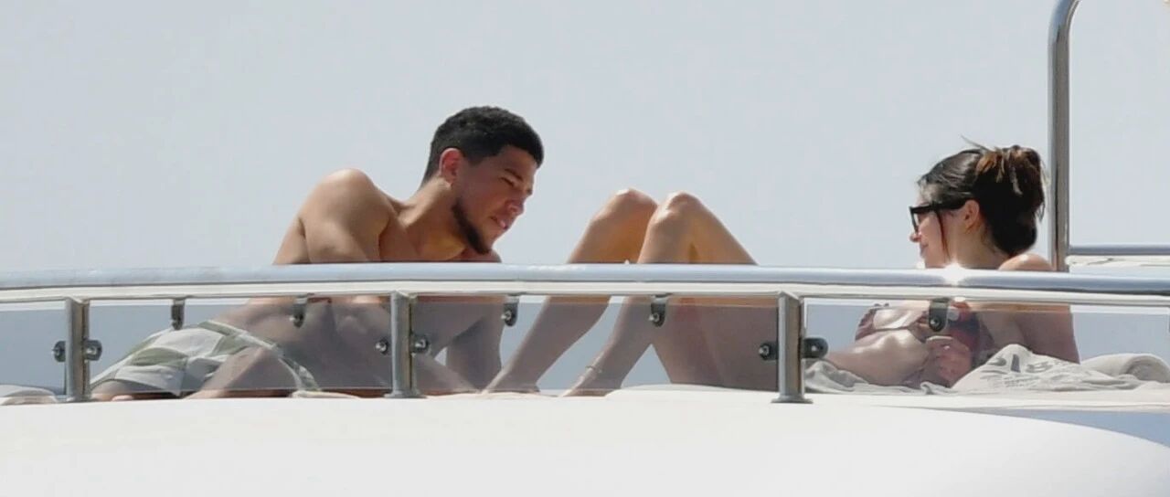 突发！布克感染新冠！失去味觉和嗅觉！詹娜也危险了……