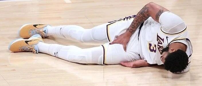 2-2平！浓眉再次受伤！湖人最担心的事情发生！这还怎么夺冠？