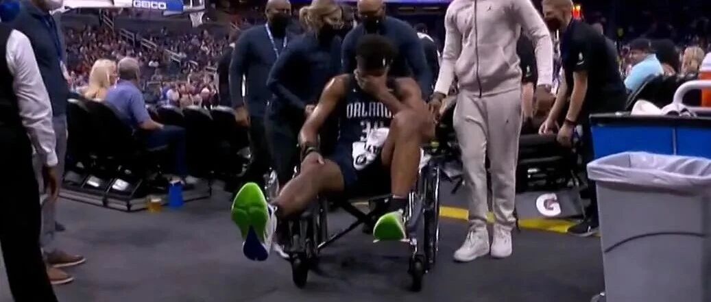 膝盖被撞！掩面痛哭！单队第12个！他刚签下5000万合同……