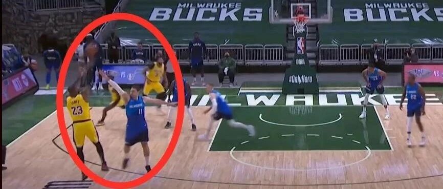 肘击+恶犯+6犯离场！詹姆斯亲手教训字母哥！这三分让雄鹿绝望了