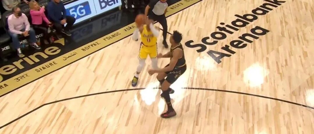 0.4秒！神龟天降！威少逆天三分！卧槽别投……好球！