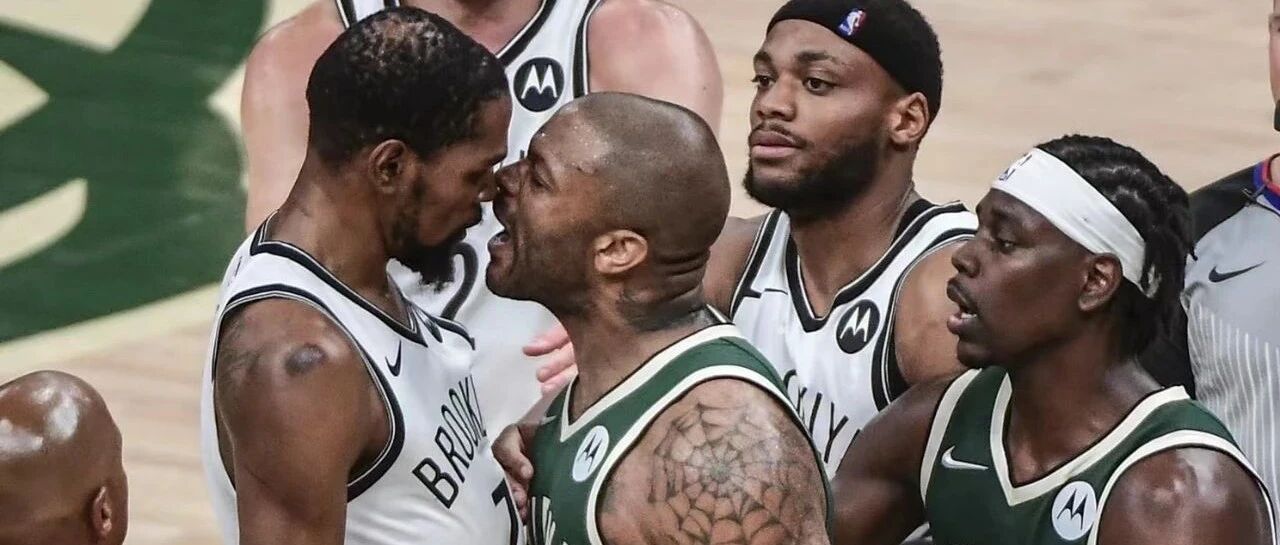 1-2！干起来了！他和杜兰特嘴对嘴互喷！篮网边线球自杀……