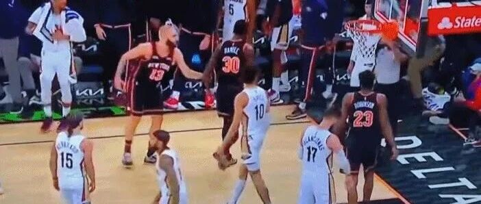 9中1！4分3失误！1.17亿先生暴怒！他疯起来连队友都打……