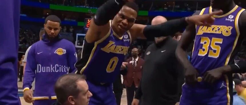 惨啊！半场狂砍82分！威少急眼了！湖人，跟附加赛说再见了