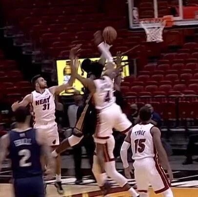 雾草！Zion又壮了！首秀打爆1.9亿内线！空中1v3太恐怖了