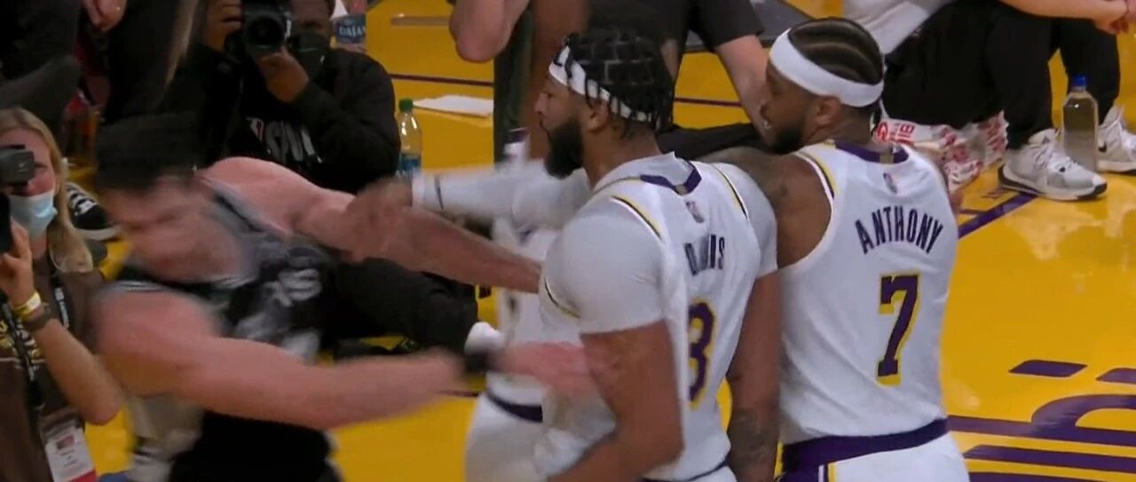 滚开，这是我小弟！安东尼动手！湖人20岁新星首秀17+4！他比威少香