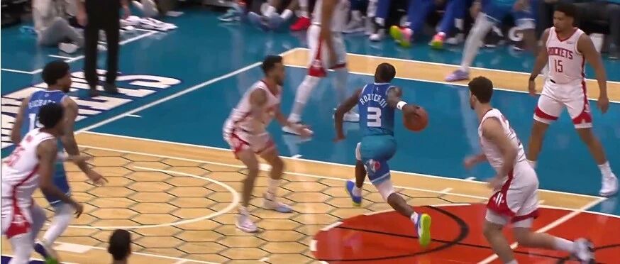 太牛逼了！骚出天际！一人晃晕火箭全队！2021最佳过人出现了