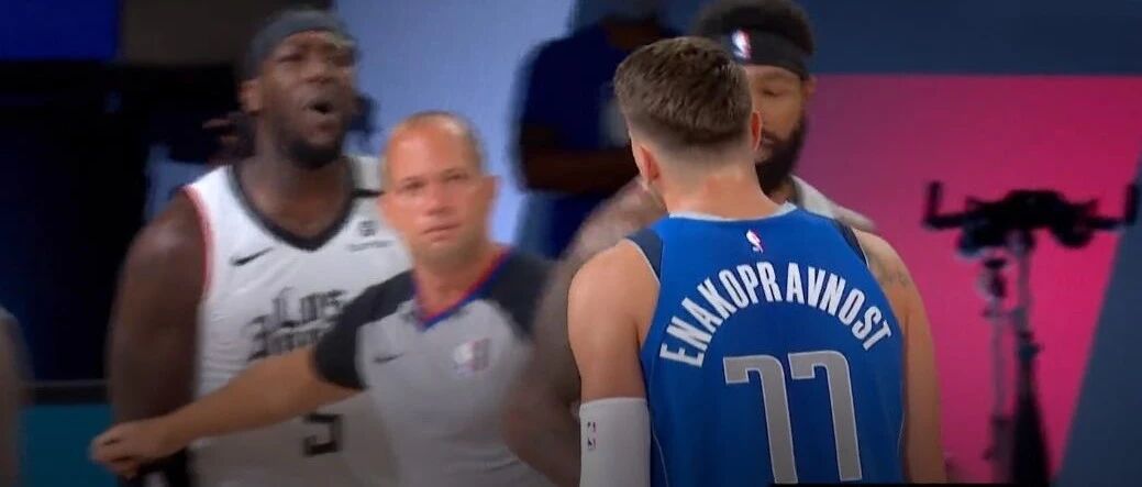 冲突！老实人都被逼急了！90度恐怖崴脚！快船让东契奇心碎