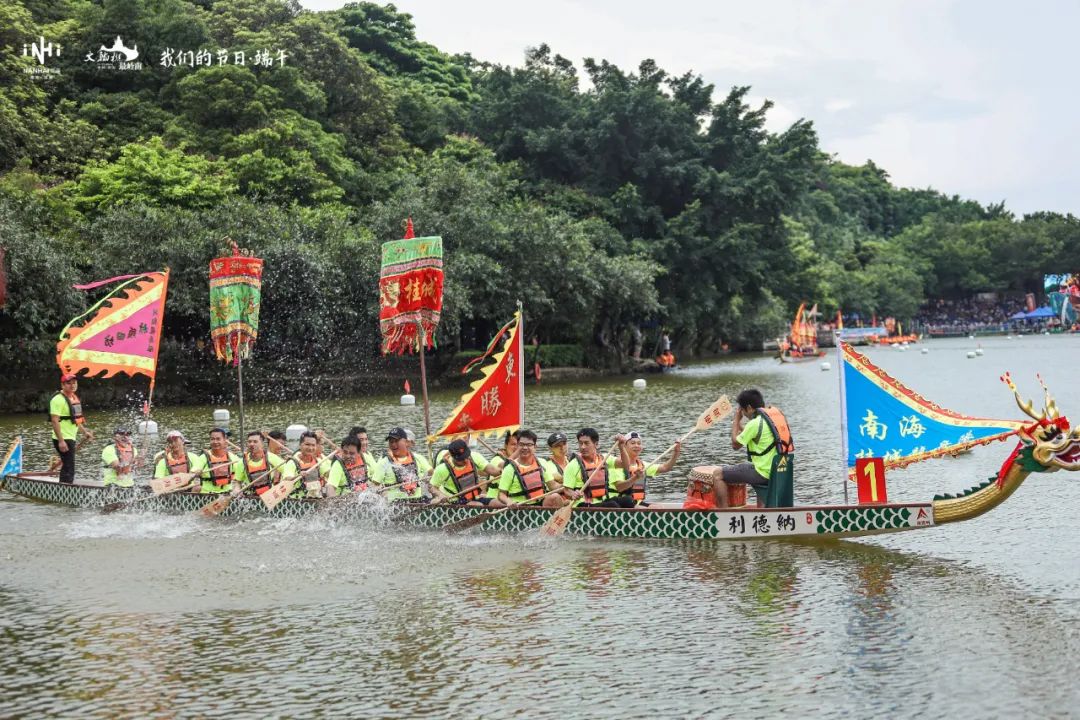 22人傳統游龍巡遊大岸青體龍舟隊1隊獲五人龍環繞賽冠軍.