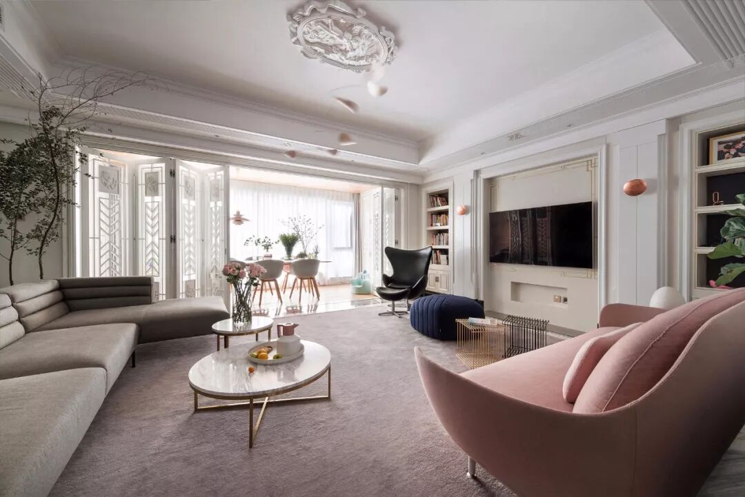 169㎡混搭风三居室，加入了一些古典的家具和元素，来营造出一种独特的轻奢感。整个家给人一种华丽而又稳重的感觉