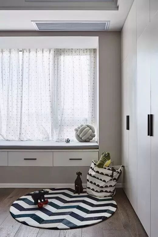 飘窗上装抽屉，简约实用好情趣！