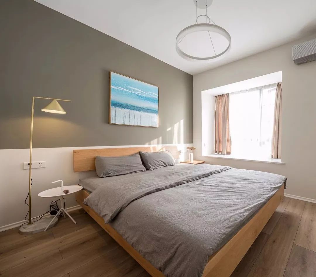 90平现代三居室，原木暖色调为主，看起来温馨又舒适