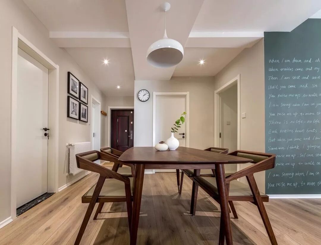 90平现代三居室，原木暖色调为主，看起来温馨又舒适