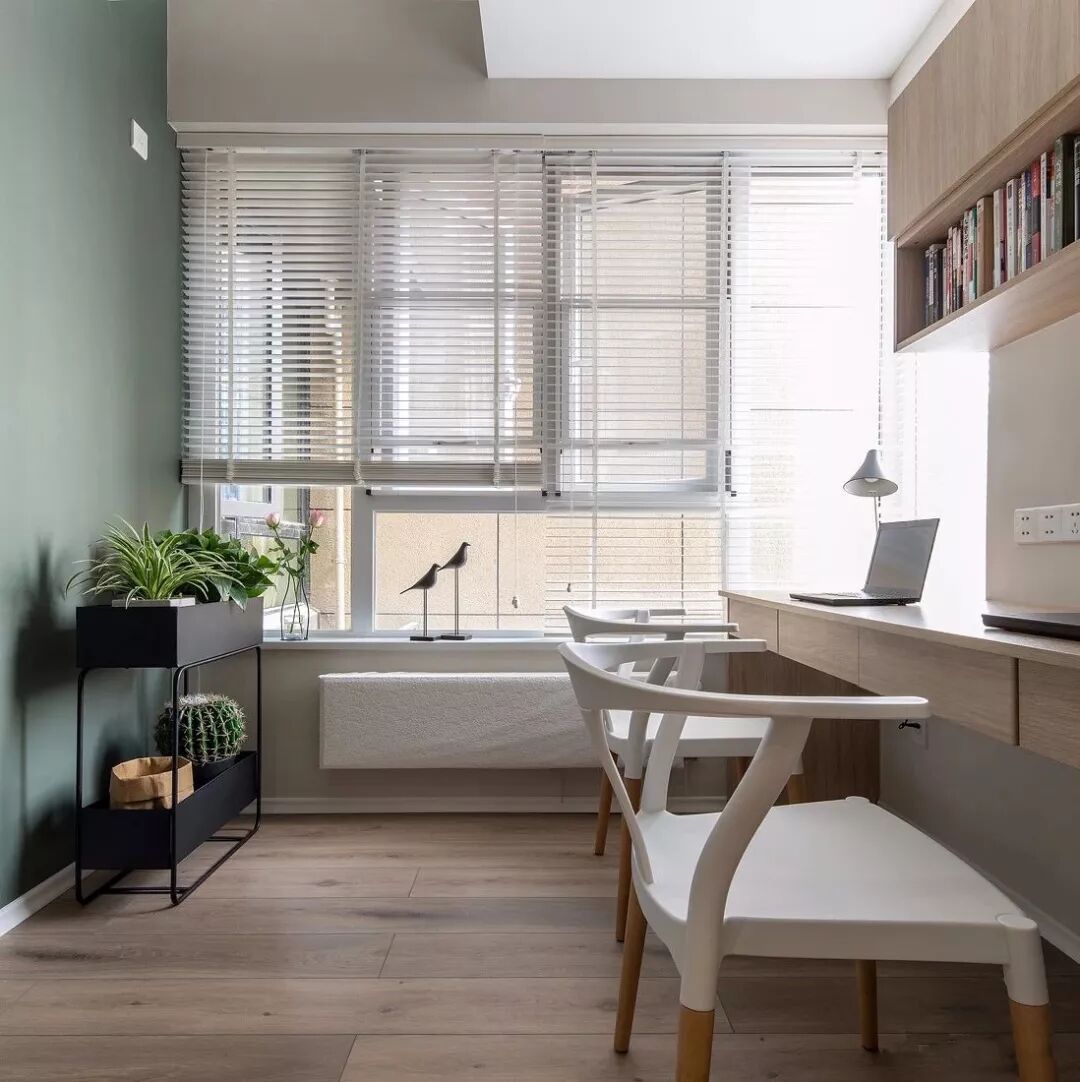 90平现代三居室，原木暖色调为主，看起来温馨又舒适