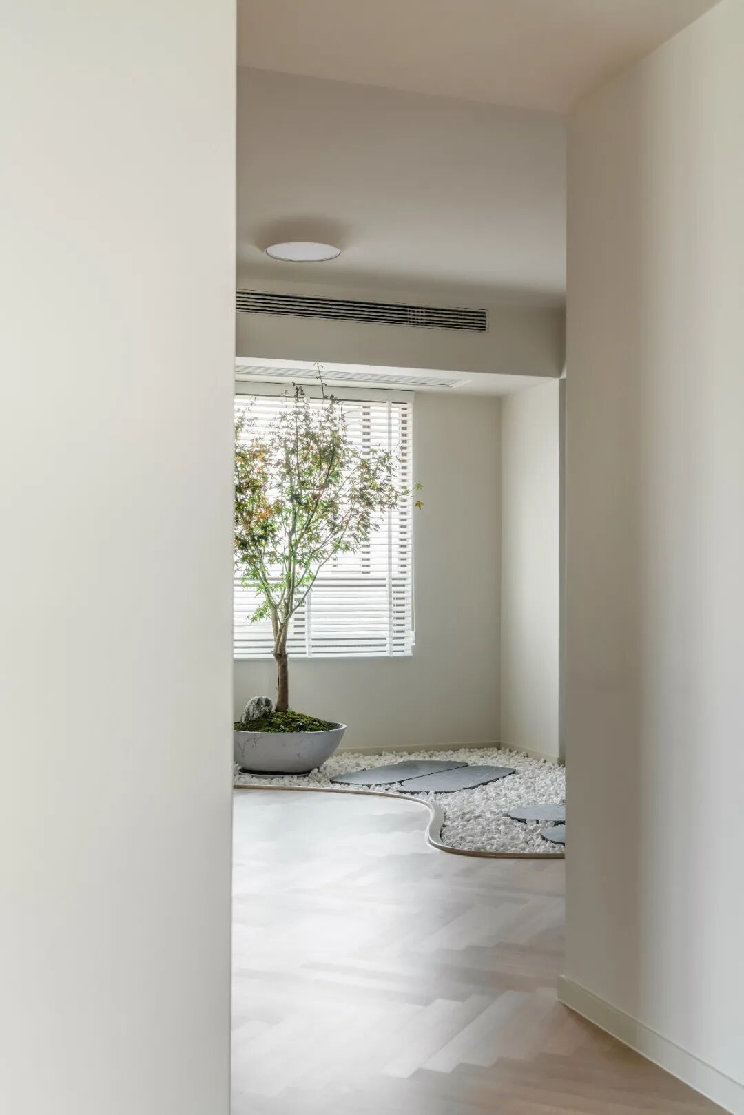 169㎡现代简约风，整体现代简约的基础装修格调，空间的格局上也是采取独特的设计，使得这个房子充满惬意舒适的温馨与档次气息